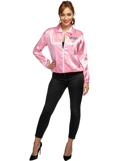Mulher a usar casaco rosa de cetim com o texto GREASE no peito e calças pretas ajustadas.