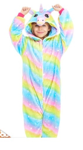 Criança com pijama onesie de arco-íris com capuz de unicórnio