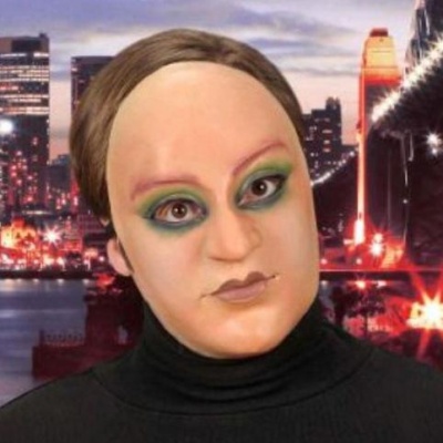 Máscara facial hiper-realista com maquilhagem colorida e fundo de cidade à noite