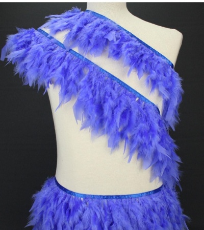 Fita decorativa azul com plumas em manequim