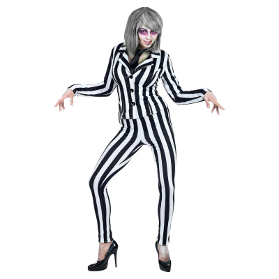 Pessoa com fato de riscas verticais preto e branco, sapatos pretos de salto alto e peruca cinzenta, maquilhagem teatral, fundo branco