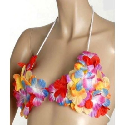 Top de biquíni colorido com flores artificiais em manequim