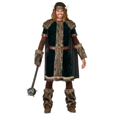 Homem com traje de guerreiro viking verde escuro e castanho com capacete de cornos e clava