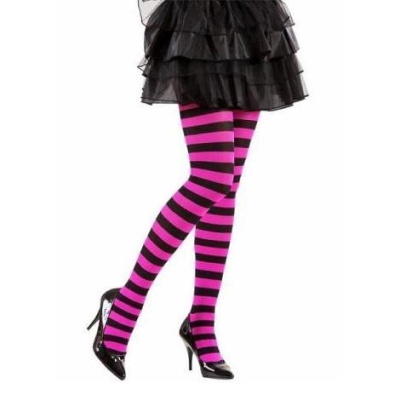 Meias-calças riscas cor-de-rosa e pretas com salto alto preto e saia preta