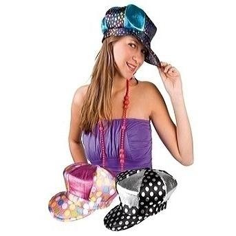 Mulher usando boné colorido metálico ao lado de dois bonés com padrões coloridos brilhantes