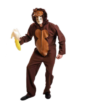 Pessoa vestida com fantasia de macaco castanha segura banana artificial em fundo branco