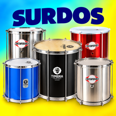Cinco tambores surdos coloridos para percussão com marcas CONTEMPORÂNEA e TIMBRA, fundo gradiente azul e amarelo e texto SURDOS.