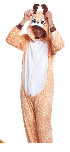 Pessoa a vestir pijama castanho claro com manchas brancas, capuz com olhos, nariz e chifres de rena