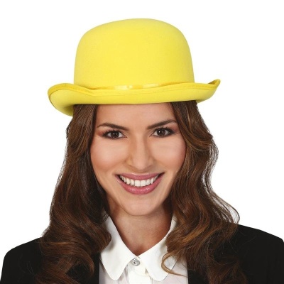 Mulher com chapéu amarelo de feltro e roupa formal, fundo branco