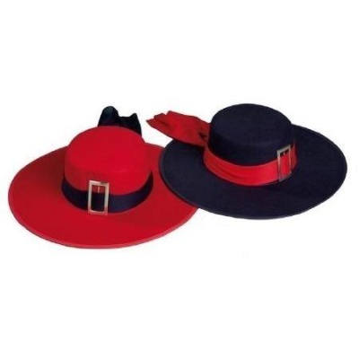 Dois chapéus largos, um vermelho com faixa preta e outro preto com faixa vermelha.