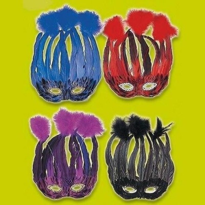 Máscaras coloridas com plumas em fundo amarelo