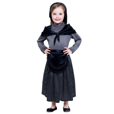 Criança em fato tradicional preto e cinzento com lenço e avental