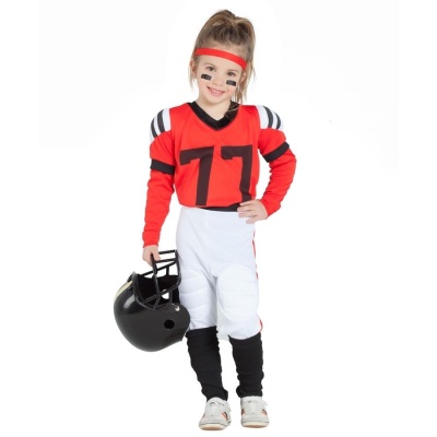 Criança com fato de futebol americano vermelho e branco, segura capacete preto