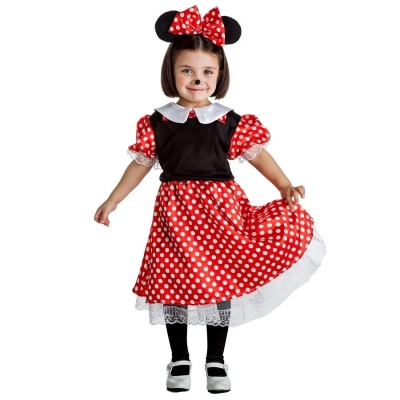 Criança vestida com fantasia inspirada na Minnie, características vermelhas, pretas e brancas.