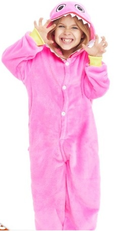 Pijama Kigurumi rosa com capuz decorado e botões brancos, vestido por criança sorridente