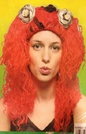 Peruca vermelha encaracolada com flores grandes bege e castanho.