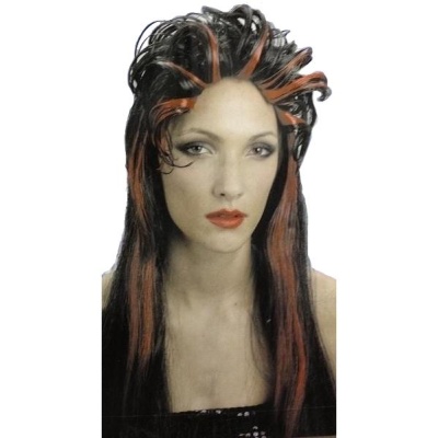 Mulher com peruca preta e alaranjada ondulada.