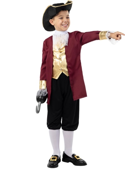 Criança com fato de pirata vermelho e dourado, chapéu preto, sapatos pretos e gancho na mão.