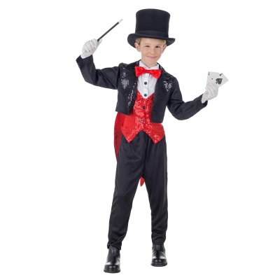 Criança com fato de mágico infantil preto e vermelho, luvas brancas, chapéu alto preto, segurando varinha e cartas
