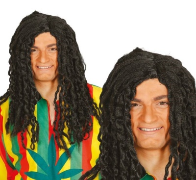 Duas pessoas com perucas longas e camisas coloridas com padrão listrado e folha estilizada