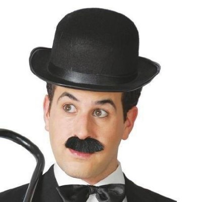 Homem com cartola preta, bigode postiço e bengala
