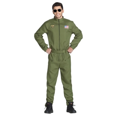 Homem com macacão verde militar e óculos de sol em fundo branco