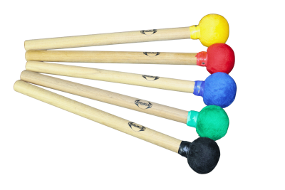 Conjunto de cinco baquetas com pontas de feltro coloridas em amarelo, vermelho, azul, verde e preto