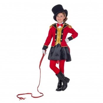 Criança em fato vermelho e preto de mestre de cerimónias com chicote vermelho.