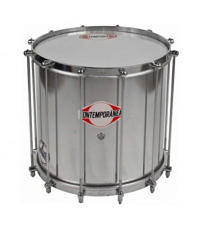 Tambor de bateria metálico prateado com pele branca e texto CONTEMPORÂNEA