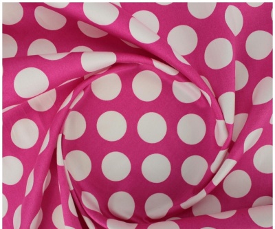 tecido rosa com bolinhas brancas e franzido no meio