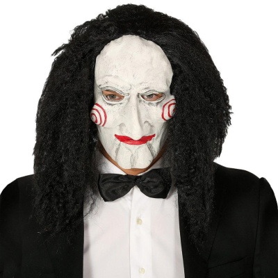 Máscara branca com cabelo preto encaracolado e detalhes vermelhos, usada com roupa formal preta e branca