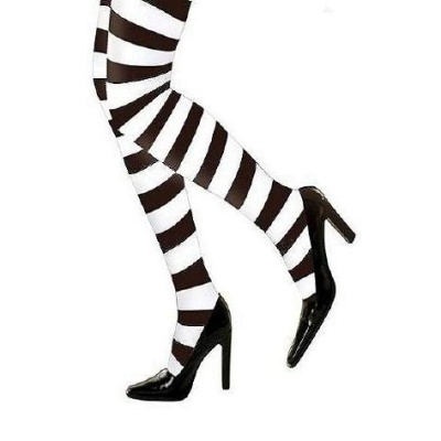 Meias listradas preto e branco com sapatos de salto alto pretos