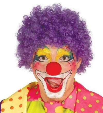 Palhaço com peruca roxa, nariz vermelho e maquilhagem colorida