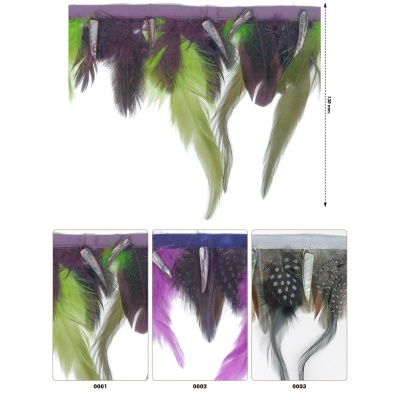 Fitas decorativas com penas coloridas em três variantes exibidas com etiquetas numeradas