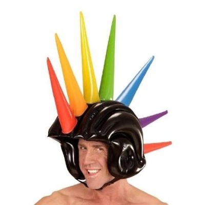 Capacete preto com espigões coloridos usado por homem