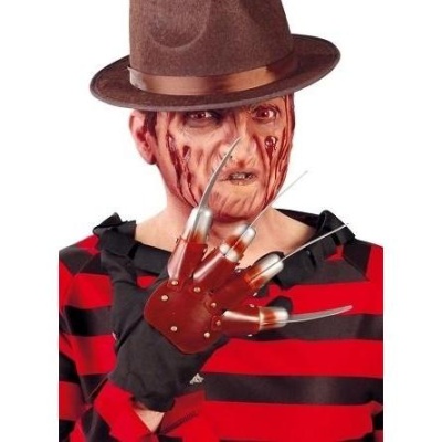 Pessoa com máscara e chapéu a usar luva com lâminas afiadas como parte de fantasia