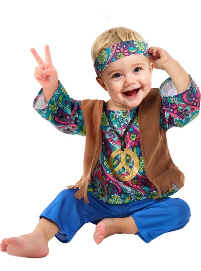 Criança vestida com roupa colorida floral e colete castanho sentado