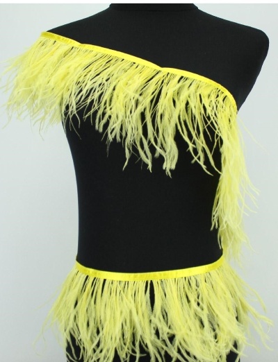 Franja de penas amarelas em fita amarela sobre manequim preto