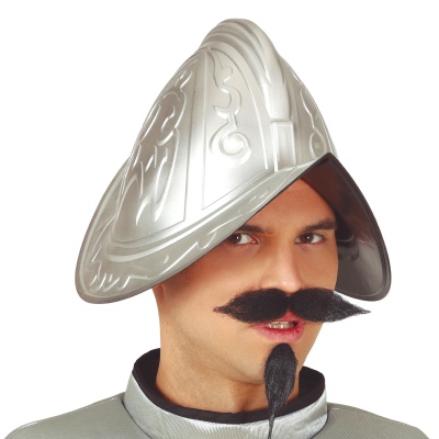 Homem a usar capacete prateado decorativo e bigode preto falso