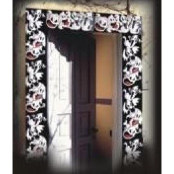 Adorno para porta com estampas de caveiras e flores em tecido preto e branco