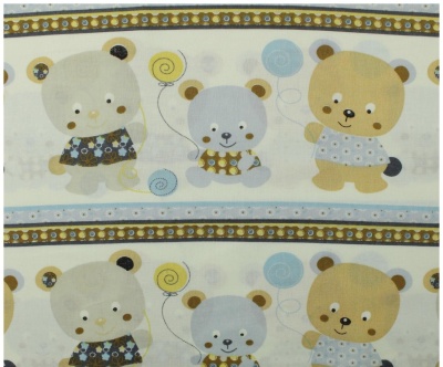 pano com padrão de ursos e balões em tons suaves e faixas decorativas