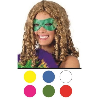 Mulher com máscara facial verde e leque colorido