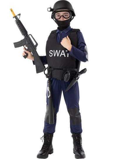 Criança vestida com fato SWAT azul e preto segurando réplica de arma