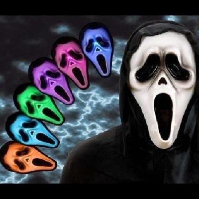 Máscaras fantasma coloridas para Halloween com céu nublado ao fundo