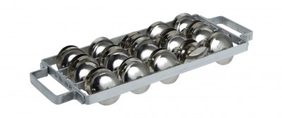 Tabuleiro metálico com esferas perfuradas prateadas e cabo em fundo branco