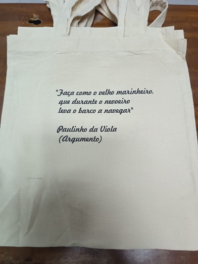 Sacola de tecido cru com texto em português impresso a preto