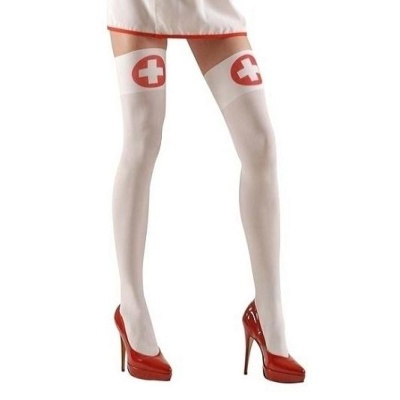 Meias brancas com cruz vermelha e sapatos vermelhos de salto alto