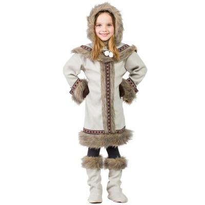Casaco infantil creme com capuz e acabamentos em pele sintética castanha, botas e polainas combinando.