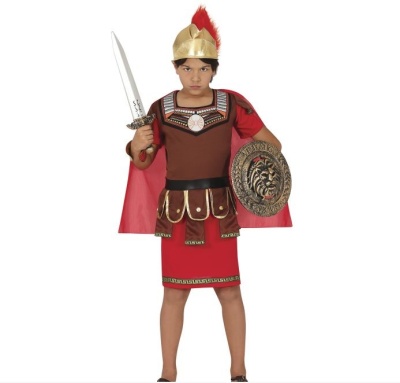 Criança com fantasia de guerreiro romano com espada e escudo
