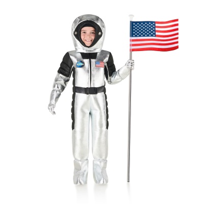 Criança com fato espacial prateado e bandeira dos EUA